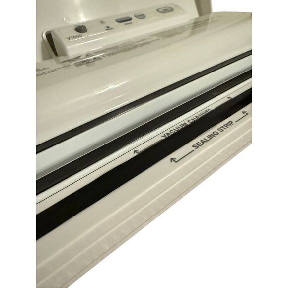 FoodSaver V2040 Bag Sealer 120V with Vacuum Sealer Bags - Picture 7 of 9
